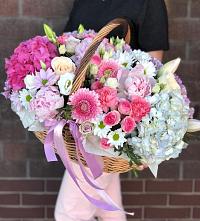 Композиция солнечный день в Сторожевой Цветочная композиция из Розы, Хризантемы, Пионы и Лизиантусы в корзине в Сторожевой