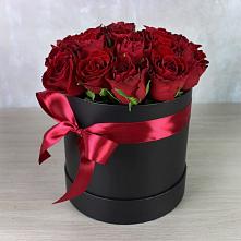 Цветочная композиция из Розы в шляпной коробке #REPLACE_PRED# Сторожевой