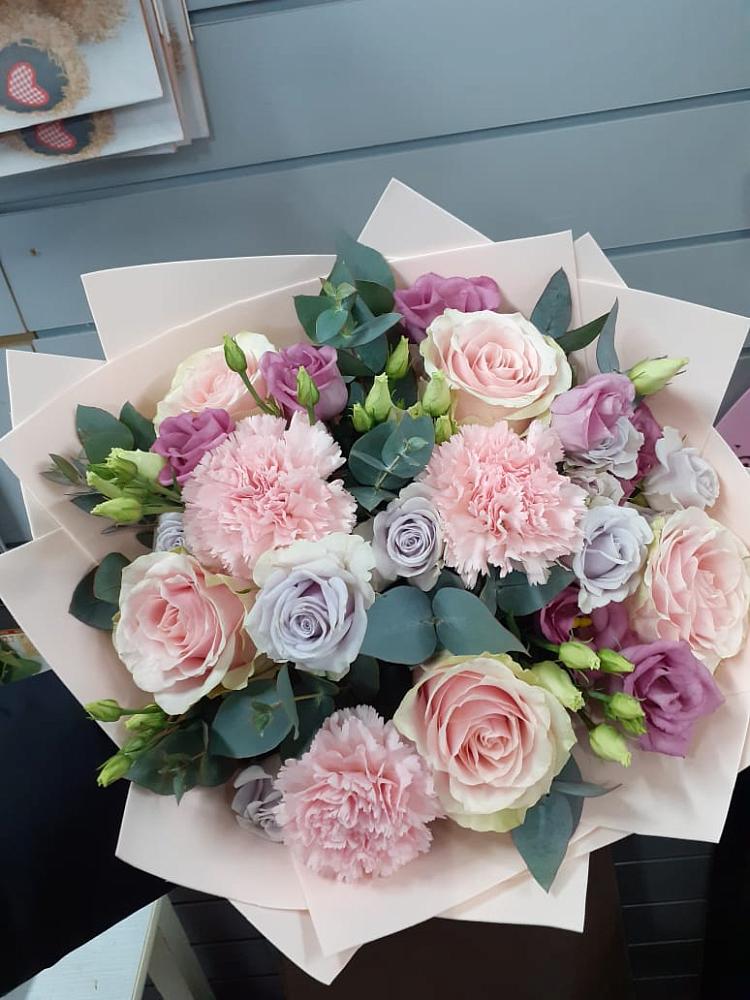 Букет цветов из: Розы, Гвоздики и Лизиантусы в Сторожевой